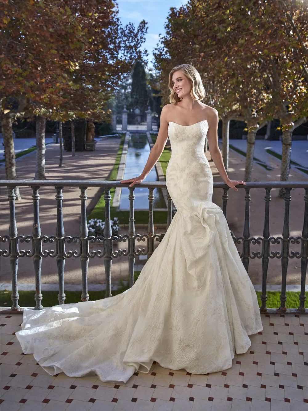 Pronovias Privée "Beegold"